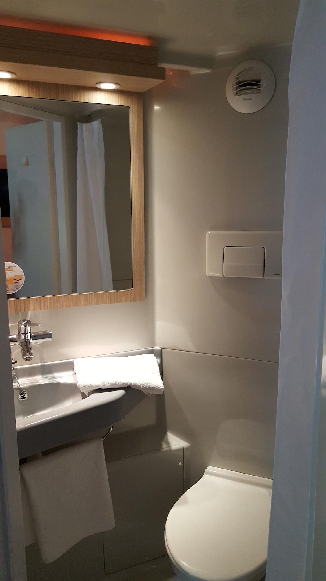 Premiere Classe Lyon Est Aeroport Saint Exupery Екстериор снимка
