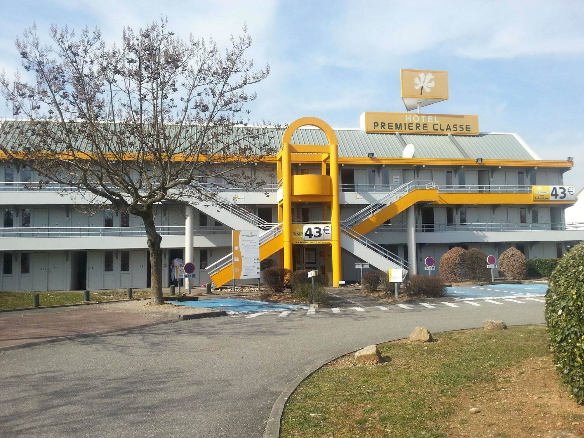 Premiere Classe Lyon Est Aeroport Saint Exupery Екстериор снимка